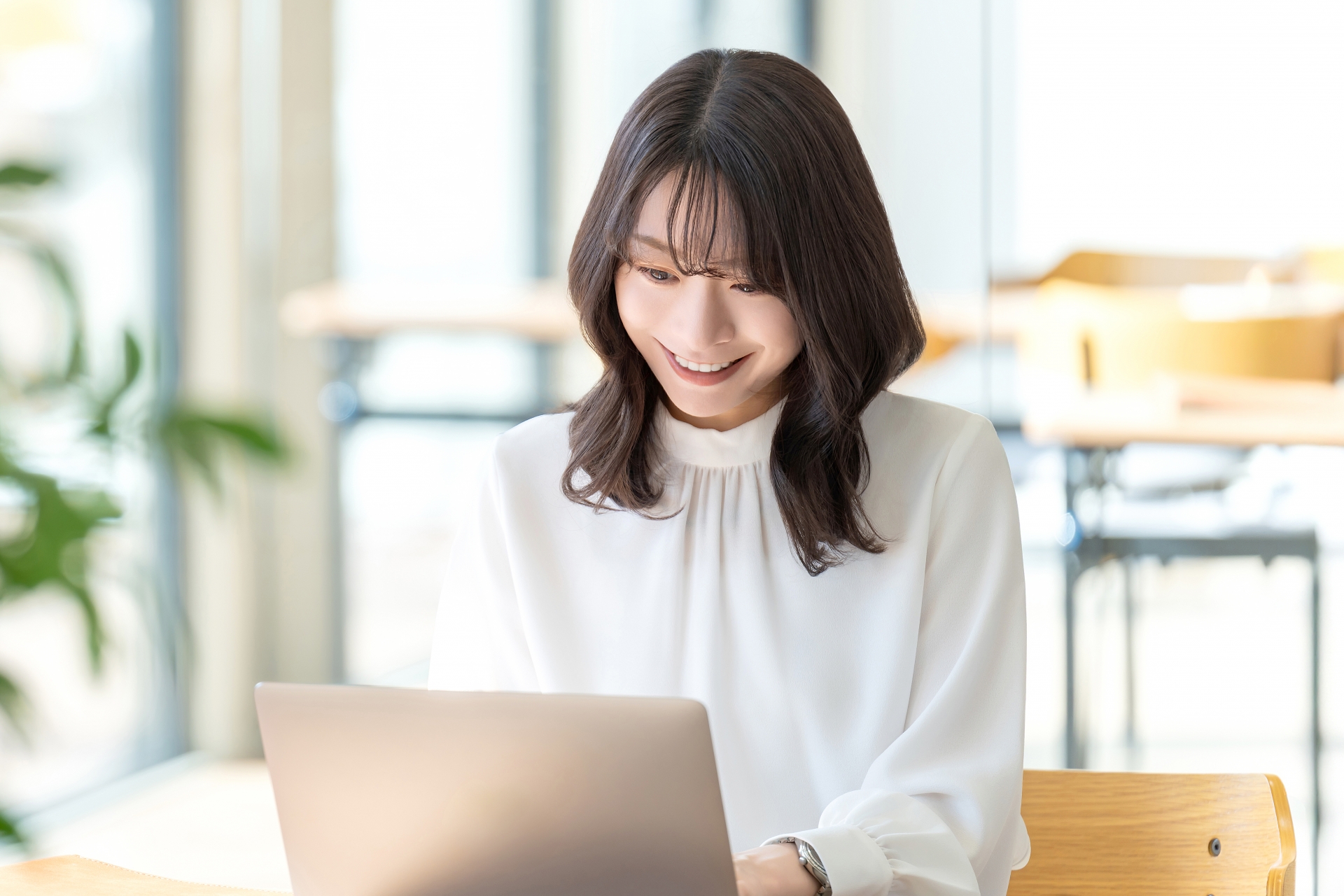 PCで仕事をする女性
