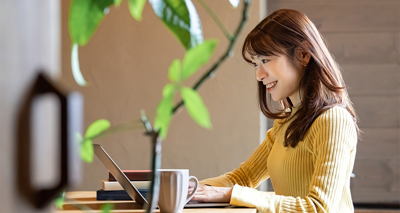 PCに向かう笑顔の女性